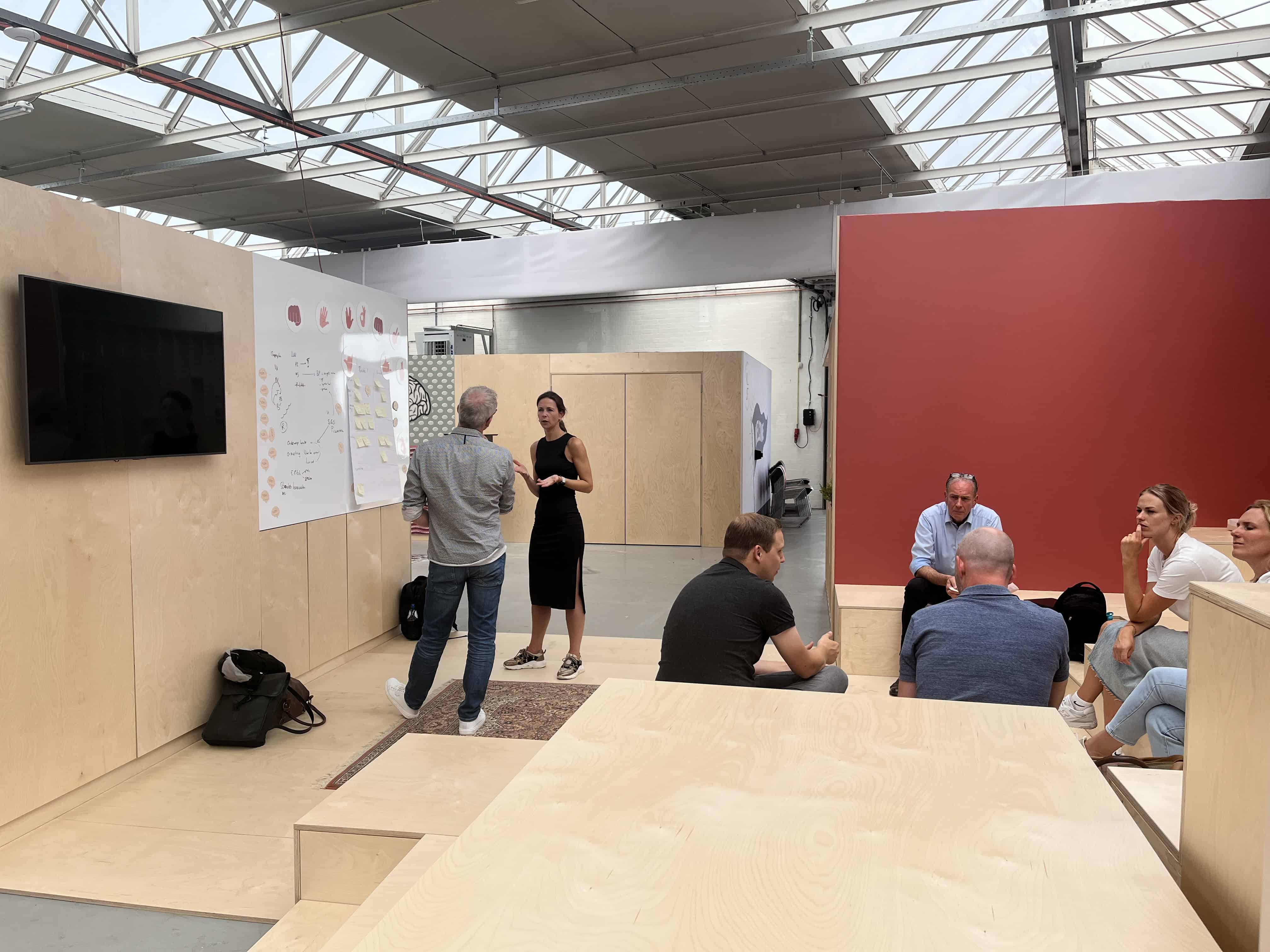Deelnemers aan de opleiding werken in kleine groepen aan hun curriculum