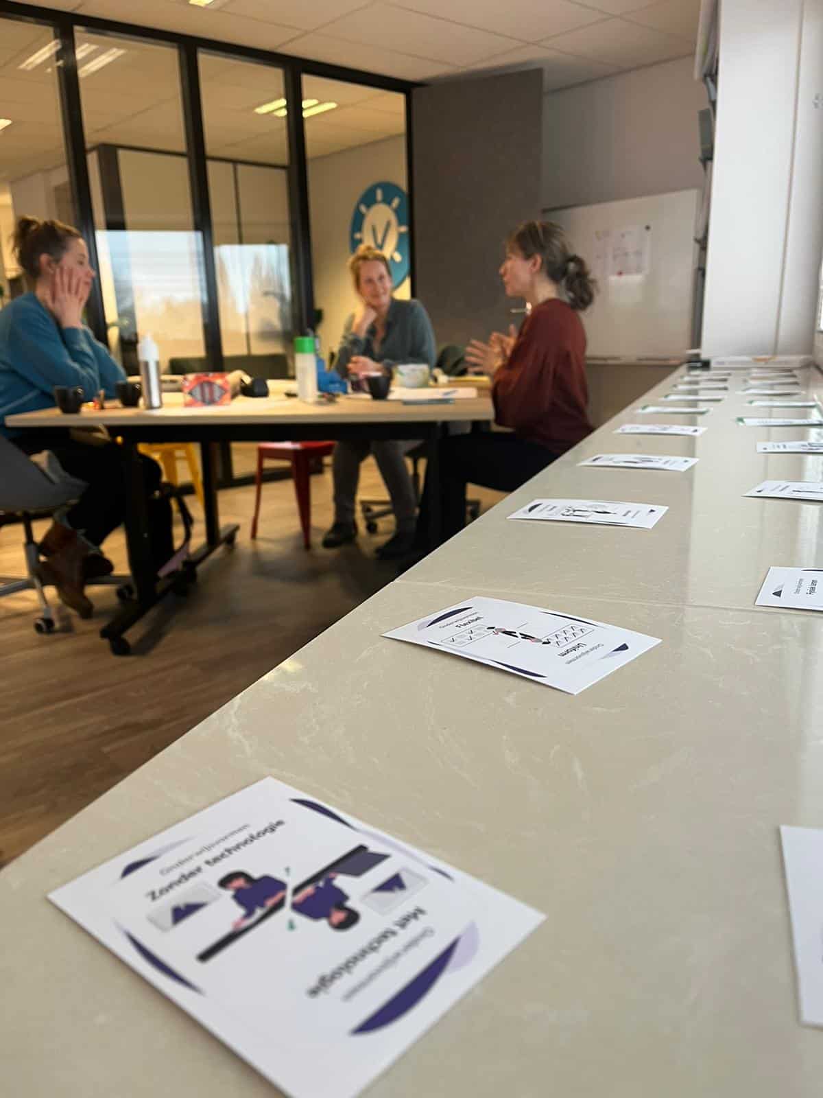 Onderwijsprofessionals bespreken hun ideeën met behulp van curriculumkaarten